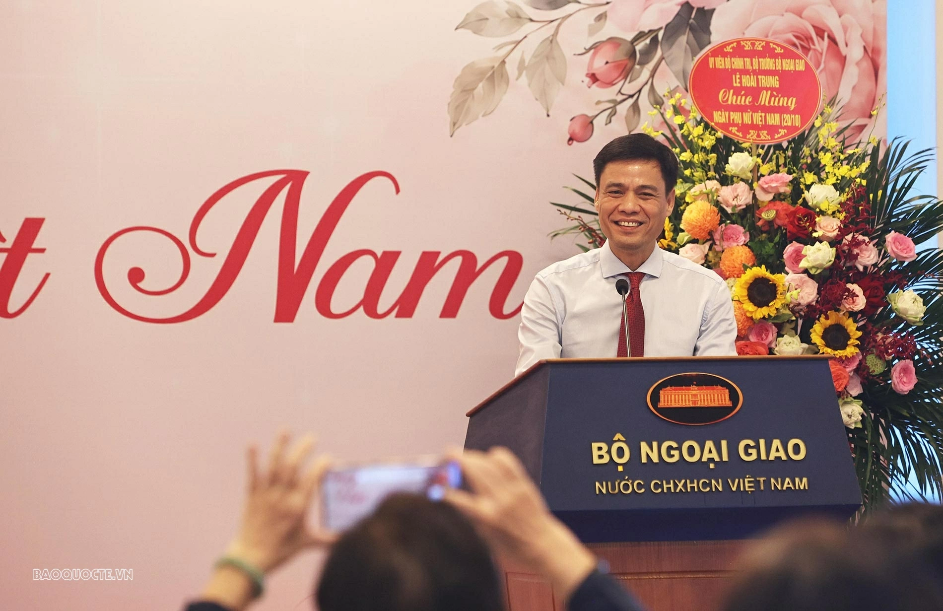Thứ trưởng Đặng Hoàng Giang, Trưởng ban Vì sự tiến bộ của phụ nữ Bộ Ngoại giao, Phó Chủ tịch Ủy ban Quốc gia Vì sự tiến bộ của phụ nữ phát biểu tại Chương trình. (Ảnh: Thành Long)