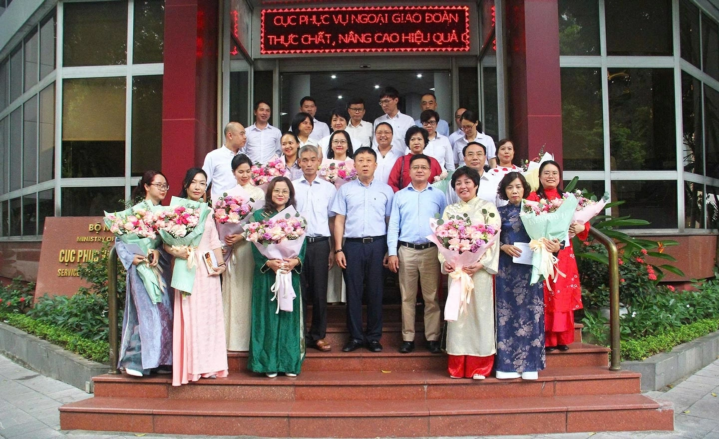 Cục trưởng Ngô Phương Nghị và Phó Cục trưởng Chu Đức Dũng tặng hoa chúc mừng 