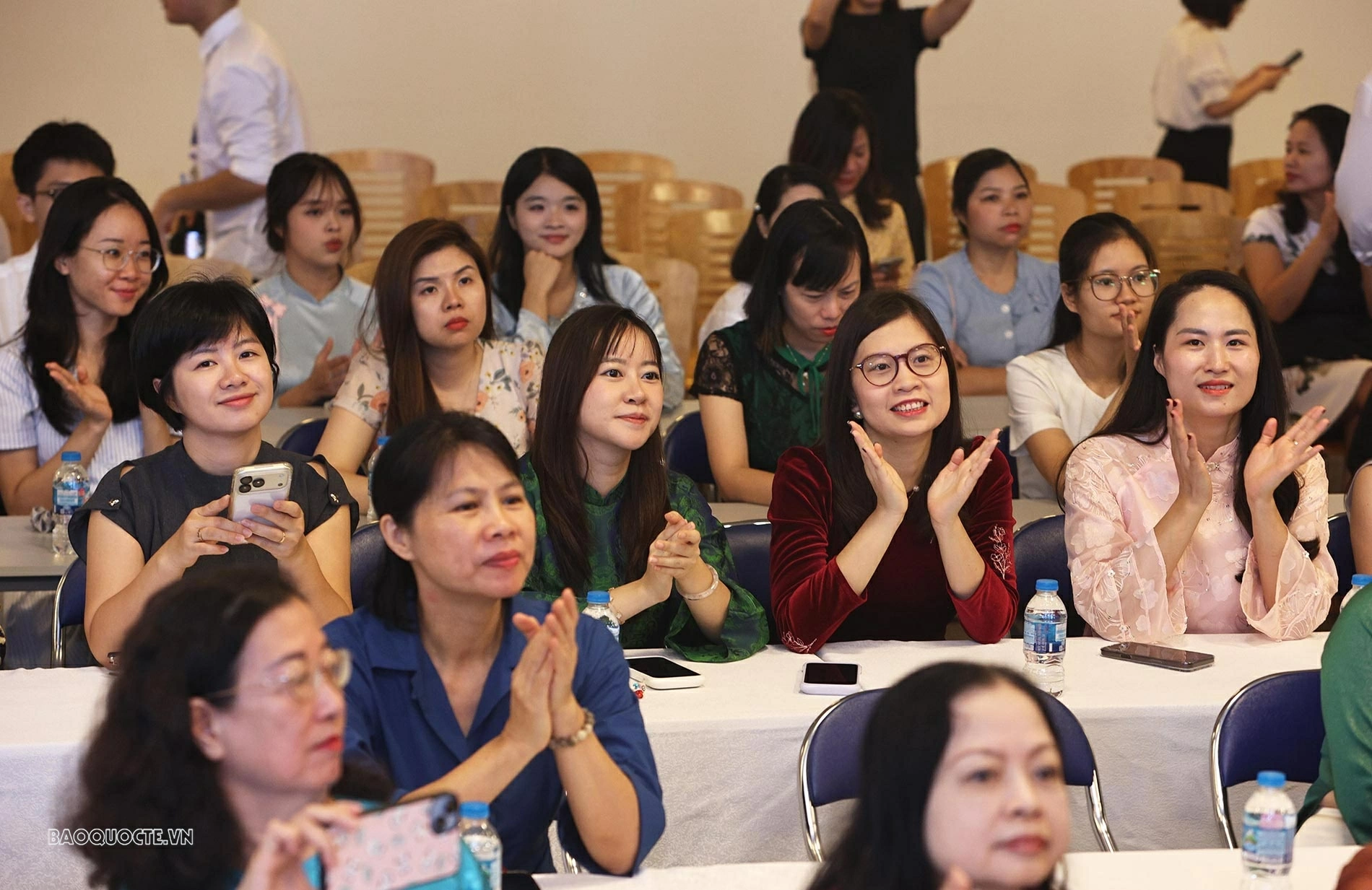 Chương trình có sự tham dự của đại diện lãnh đạo các đơn vị và đông đảo cán bộ, nhân viên nữ của Bộ Ngoại giao. (Ảnh: Thành Long)