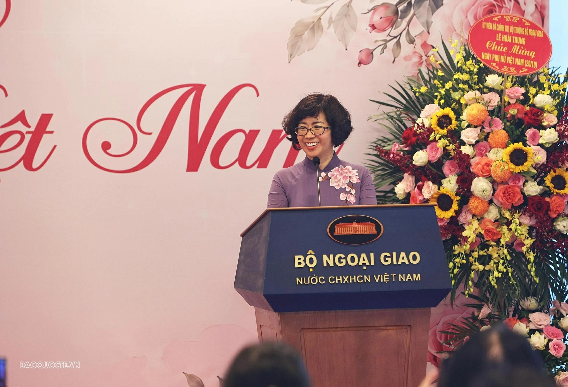 Cục trưởng Cục Ngoại vụ và Ngoại giao văn hóa Lê Thị Hồng Vân - Trưởng Ban Nữ công Đối ngoại Bộ Ngoại giao phát biểu tại chương trình. (Ảnh: Thành Long)