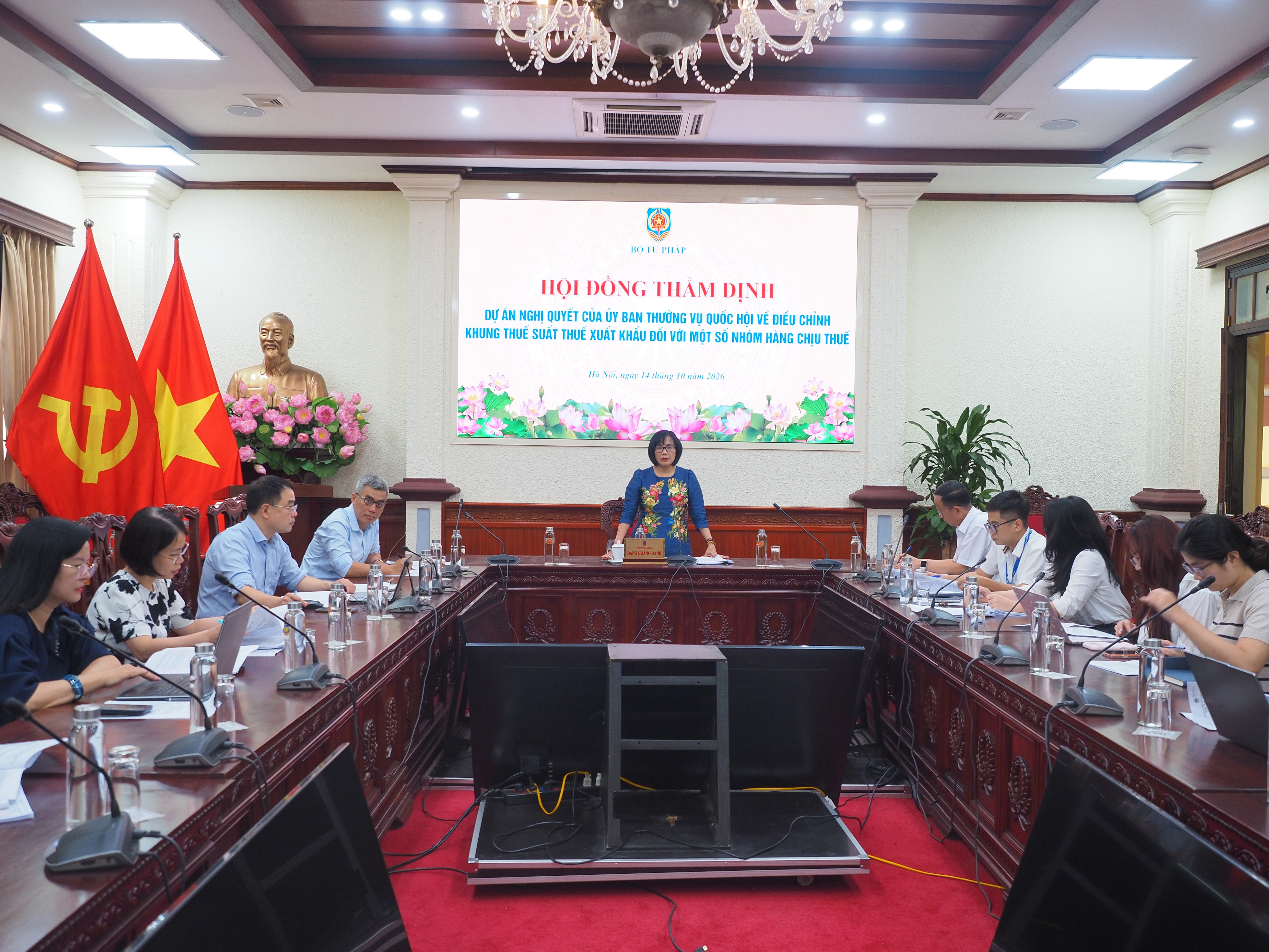 thu-truong-dang-hoang-oanh-chu-tri-hoi-dong-tham-dinh-anh-pmai-01a139b7d3b1725f88501b8d66cabb8f.jpg Thứ trưởng Đặng Hoàng Oanh chủ trì Hội đồng thẩm định. Ảnh PMai.JPG