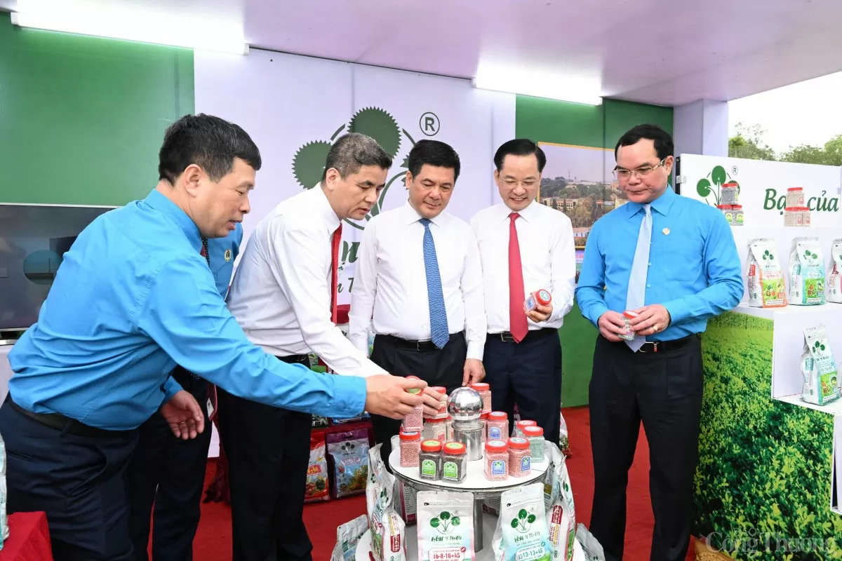 Ngọn lửa ấm của người Công Thương trên đất Tổ Vua Hùng Ngọn lửa ấm của người Công Thương trên đất Tổ Vua Hùng