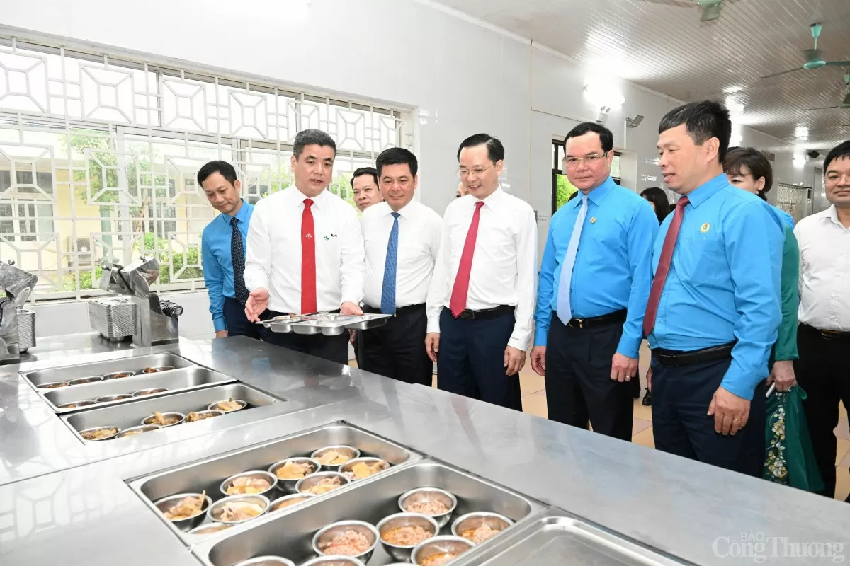 Ngọn lửa ấm của người Công Thương trên đất Tổ Vua Hùng Ngọn lửa ấm của người Công Thương trên đất Tổ Vua Hùng