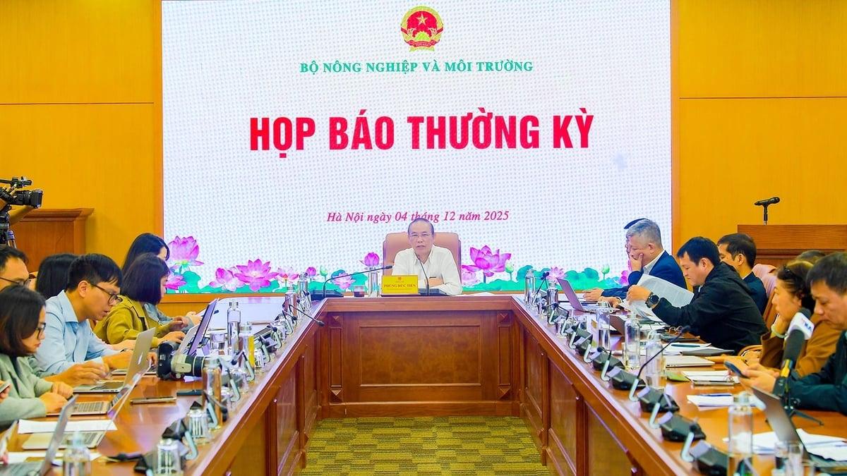 Thứ trưởng Bộ Nông nghiệp và Môi trường Phùng Đức Tiến khẳng định ngành vẫn giữ được các chỉ tiêu quan trọng dù đối mặt nhiều thách thức chưa từng có trong năm 2025. Ảnh: Trường Giang.