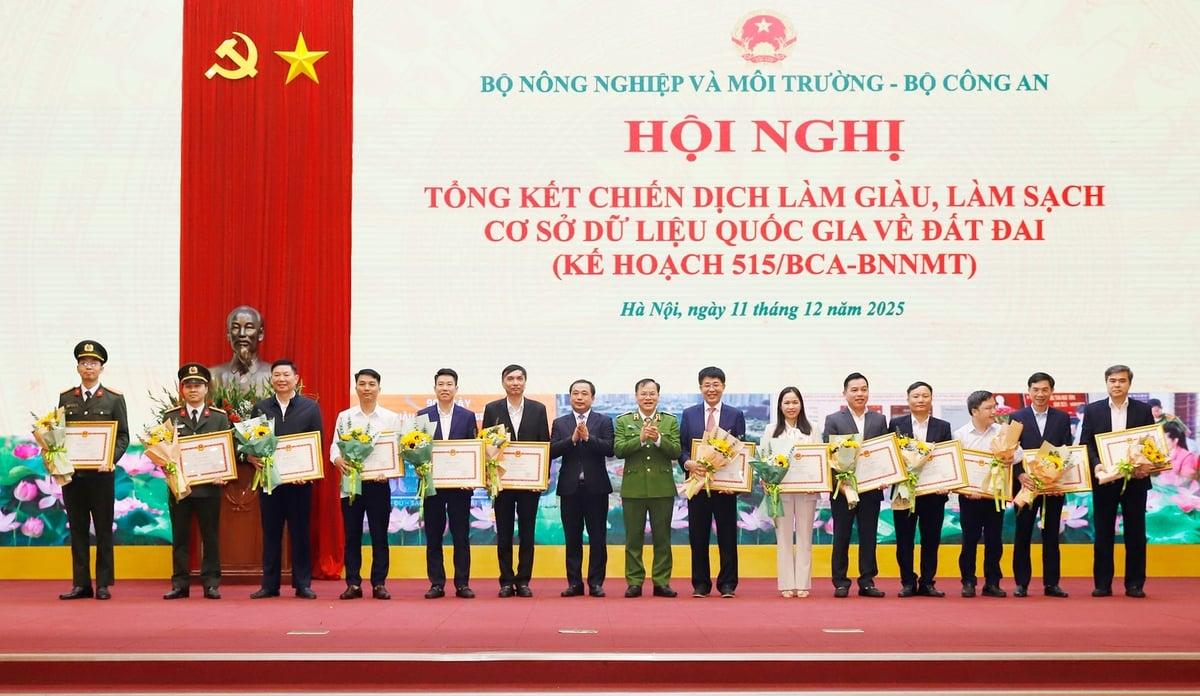 Bộ trưởng Trần Đức Thắng và Thượng tướng Nguyễn Văn Long trao Bằng khen cho các cá nhân có thành tích xuất sắc trong thực hiện phong trào thi đua làm giàu, làm sạch dữ liệu đất đai. Ảnh: Khương Trung. Bộ trưởng Trần Đức Thắng và Thượng tướng Nguyễn Văn Long trao Bằng khen cho các cá nhân có thành tích xuất sắc trong thực hiện phong trào thi đua làm giàu, làm sạch dữ liệu đất đai. Ảnh: Khương Trung.