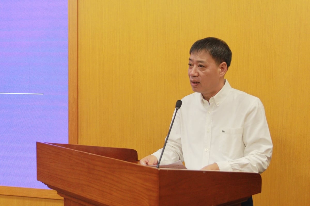 Ông Hoàng Đức Cường, Phó Cục trưởng Điều hành Cục Khí tượng Thủy văn trình bày tóm tắt các nhóm chính sách trong dự án Luật. Ảnh: Tiến Đức. 