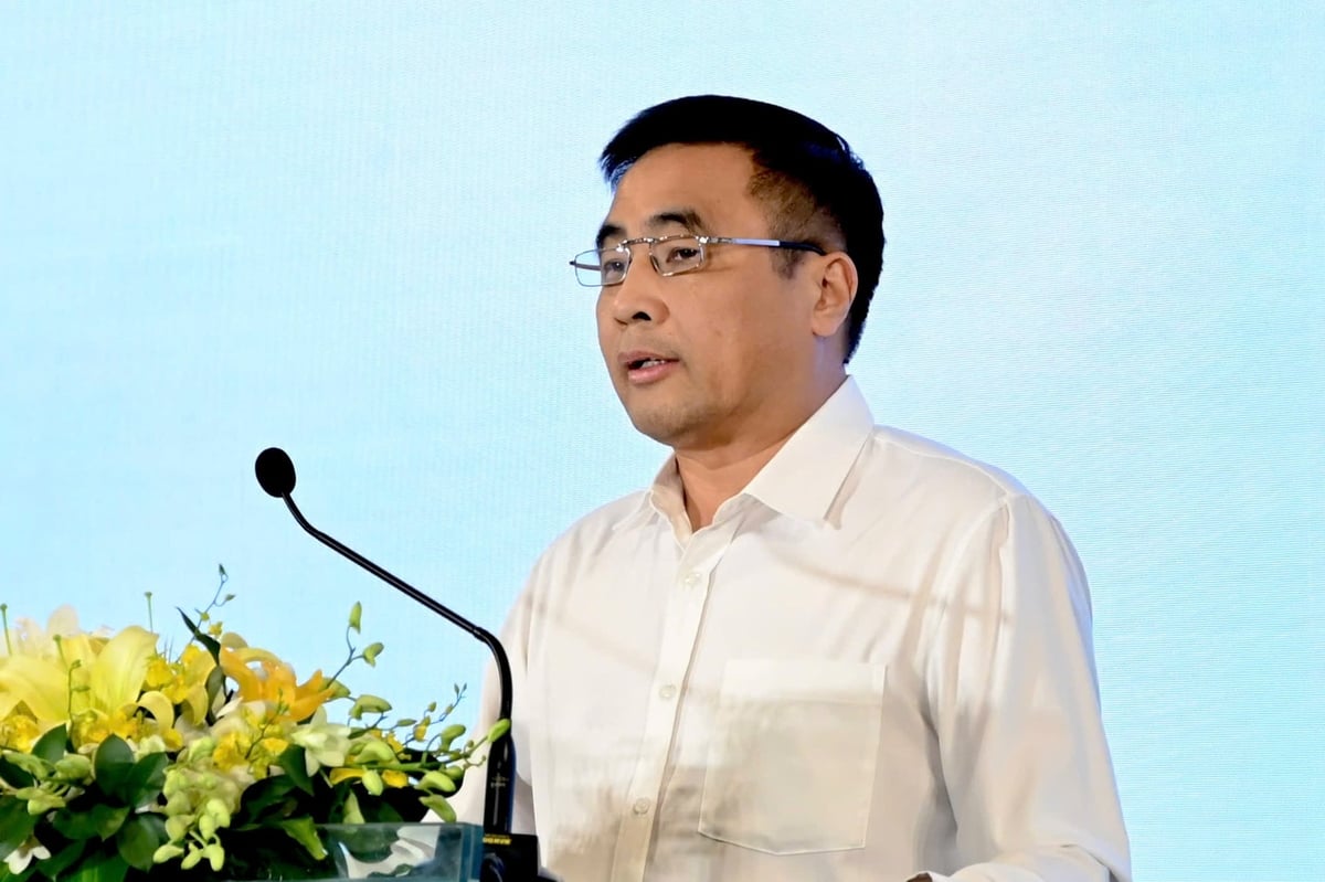 Thứ trưởng Bộ Nông nghiệp và Môi trường Nguyễn Quốc Trị phát biểu khai mạc diễn đàn quốc tế về chuỗi giá trị cây keo bền vững. Ảnh: Kiều Chi.
