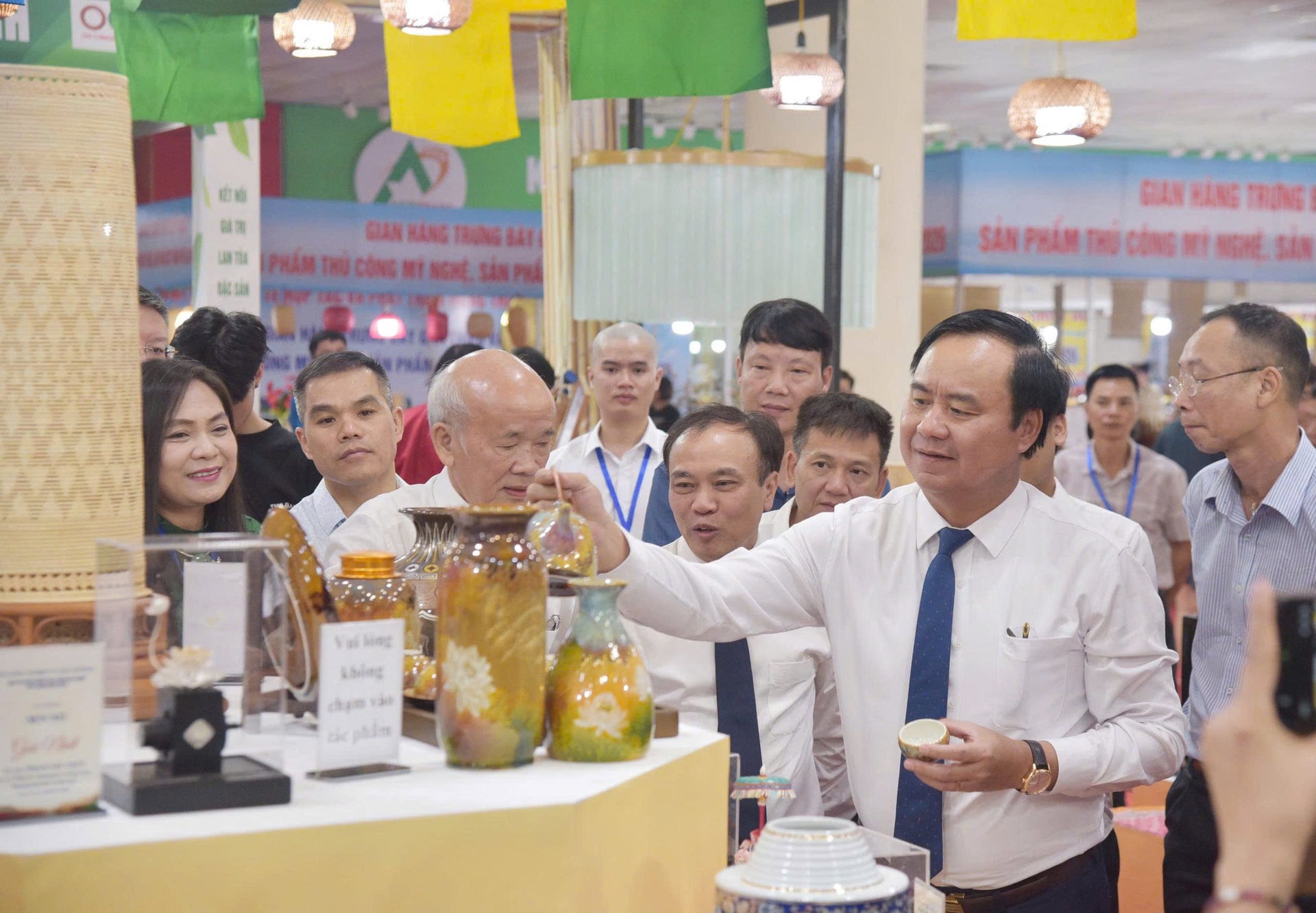 Thứ trưởng Bộ Nông nghiệp và Môi trường Võ Văn Hưng tham quan gian hàng tại Hội chợ Làng nghề Việt Nam lần thứ 22. Ảnh: BTC.