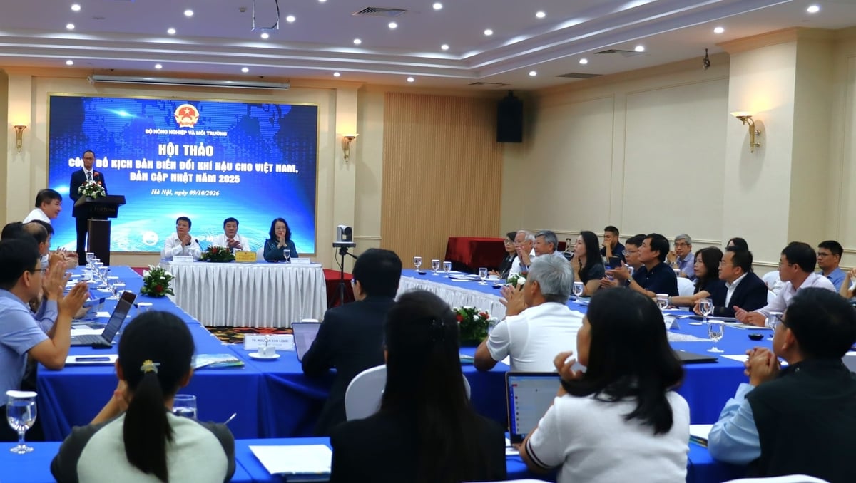 Thứ trưởng Bộ Nông nghiệp và Môi trường Lê Trọng Yên, Cục trưởng Cục Biến đổi khí hậu Nguyễn Tuấn Quang và PGS.TS Phạm Thị Thanh Ngà, Viện trưởng Viện Khoa học Khí tượng Thủy văn, Môi trường và Biển đã chủ trì hội thảo. Ảnh: Trung Nguyên.