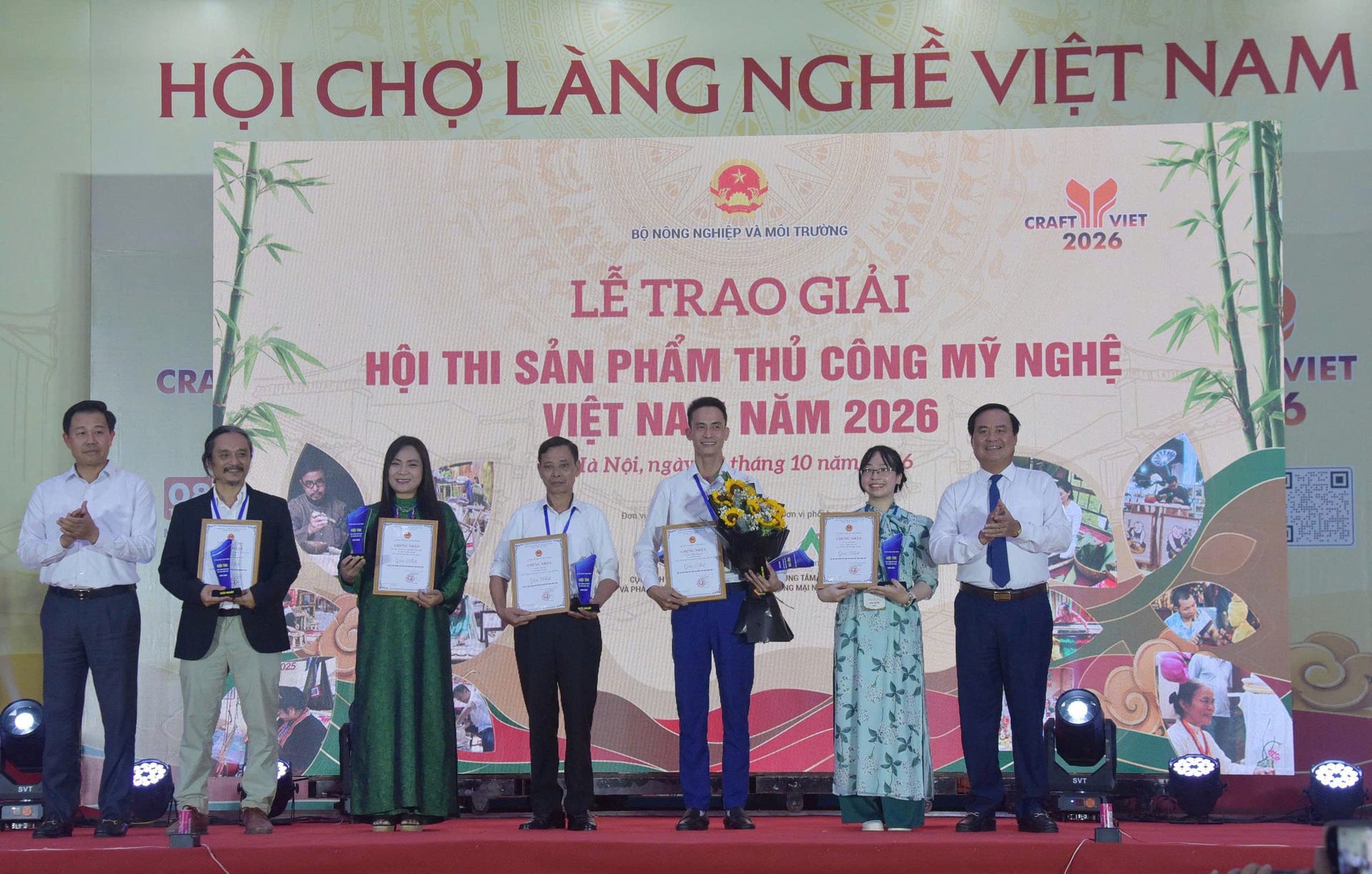 Ban tổ chức trao giải cho các sản phẩm xuất sắc tại Hội thi sản phẩm thủ công mỹ nghệ Việt Nam năm 2026. Ảnh: BTC.