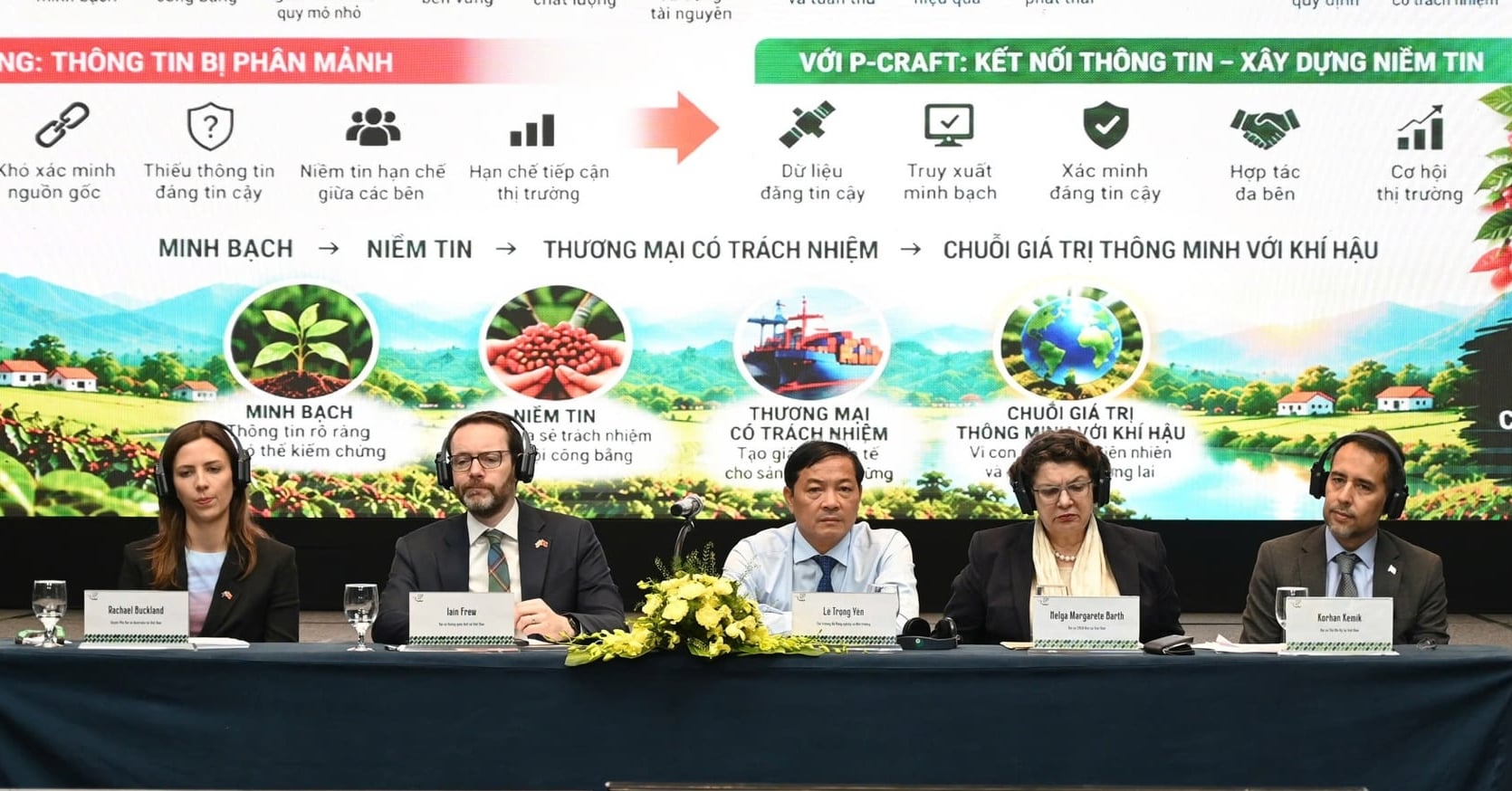 Chủ trì phiên cấp cao (từ trái sang): Quyền Phó Đại sứ Úc tại Việt Nam Rachael Buckland, Đại sứ đặc mệnh toàn quyền Vương quốc Anh và Bắc Ai-len tại Việt Nam Iain Frew, Thứ trưởng Bộ Nông nghiệp và Môi trường Lê Trọng Yên, Đại sứ Cộng hòa Liên bang Đức tại Việt Nam Helga Margarete Barth và Đại sứ Thổ Nhĩ Kỳ tại Việt Nam Korhan Kemik. Ảnh: Kiều Chi.