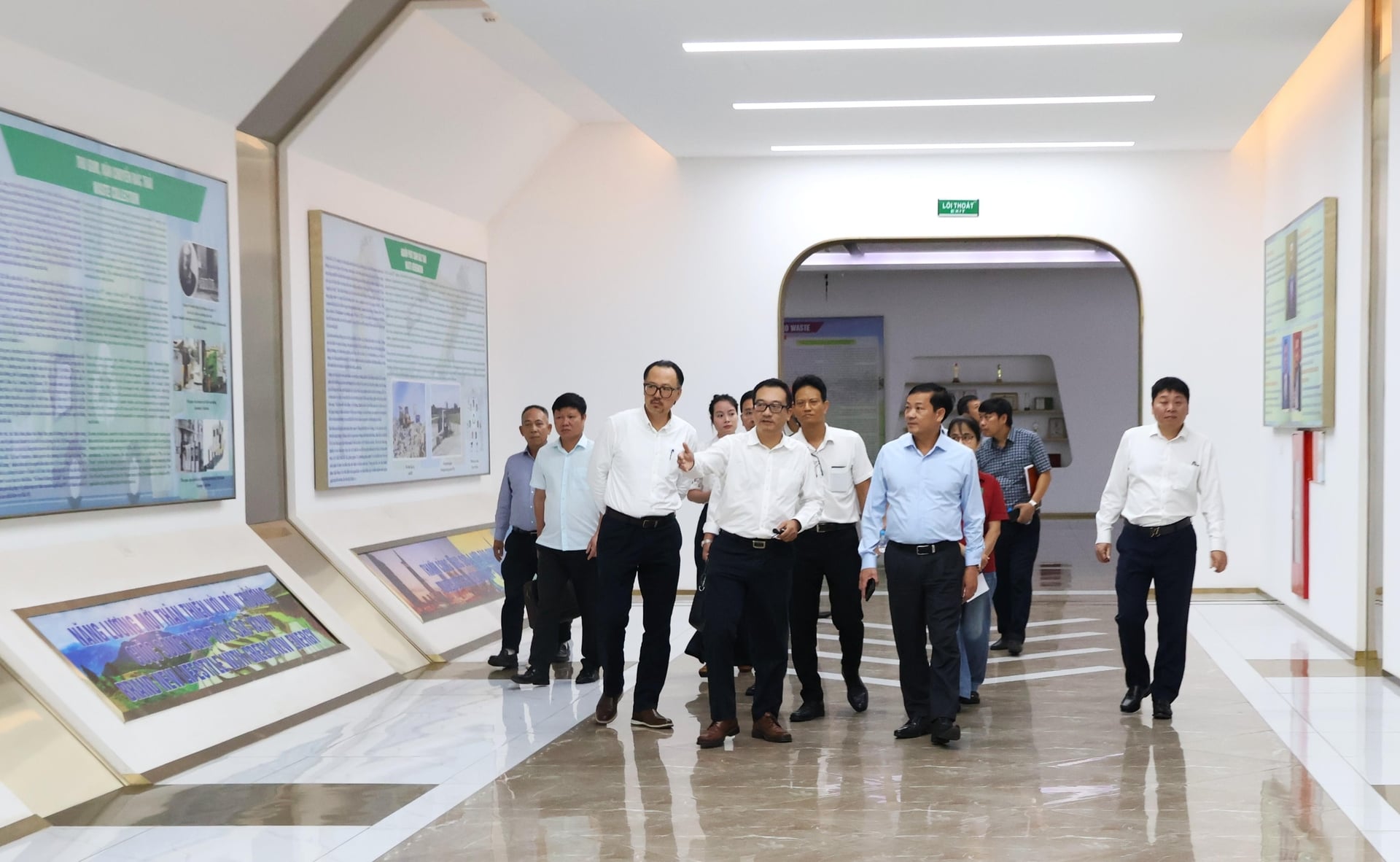 Thứ trưởng Lê Trọng Yên tham quan khu giới thiệu công nghệ xử lý chất thải của nhà máy. Ảnh: Khánh Ly. Thứ trưởng Lê Trọng Yên tham quan khu giới thiệu công nghệ xử lý chất thải của nhà máy. Ảnh: Khánh Ly.
