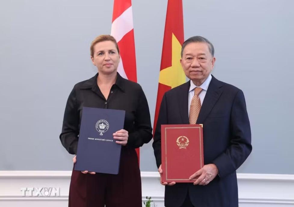 Tổng Bí thư, Chủ tịch nước Tô Lâm và Thủ tướng Đan Mạch Mette Frederiksen trao Tuyên bố chung về việc thiết lập quan hệ Đối tác chiến lược toàn diện Việt Nam-Đan Mạch. Ảnh: Thống Nhất/TTXVN.