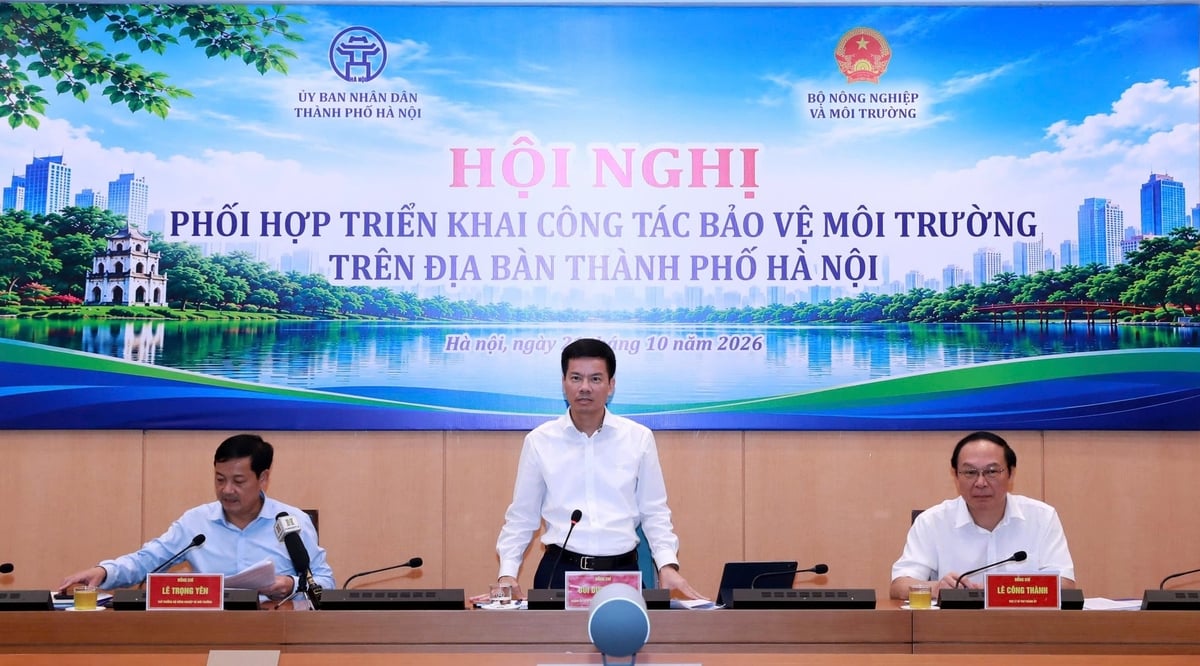 Phó Chủ tịch UBND thành phố Hà Nội Bùi Duy Cường, Thứ trưởng Bộ Nông nghiệp và Môi trường Lê Trọng Yên và Trợ lý Bí thư Thành ủy Lê Công Thành đồng chủ trì Hội nghị. Ảnh: Mai Đan.