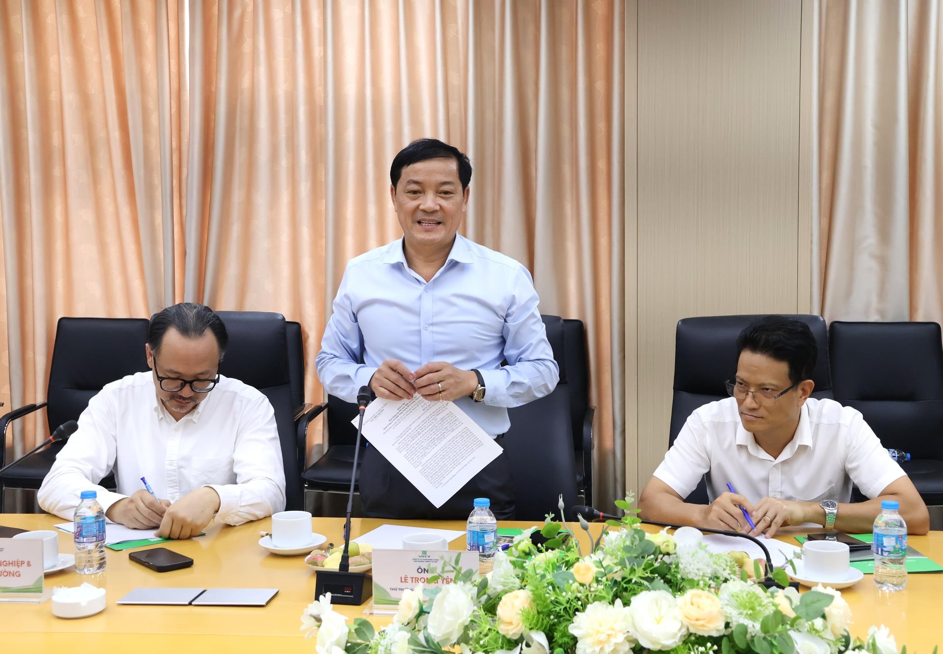 Thứ trưởng Lê Trọng Yên nhấn mạnh, cùng với đổi mới công nghệ, Nhà máy cần chủ động chuẩn bị điều kiện thực hiện các quy định về phân cấp, phân quyền khi Luật Bảo vệ môi trường (sửa đổi) có hiệu lực trong thời gian tới. Ảnh: Khánh Ly. Thứ trưởng Lê Trọng Yên nhấn mạnh, cùng với đổi mới công nghệ, Nhà máy cần chủ động chuẩn bị điều kiện thực hiện các quy định về phân cấp, phân quyền khi Luật Bảo vệ môi trường (sửa đổi) có hiệu lực trong thời gian tới. Ảnh: Khánh Ly.