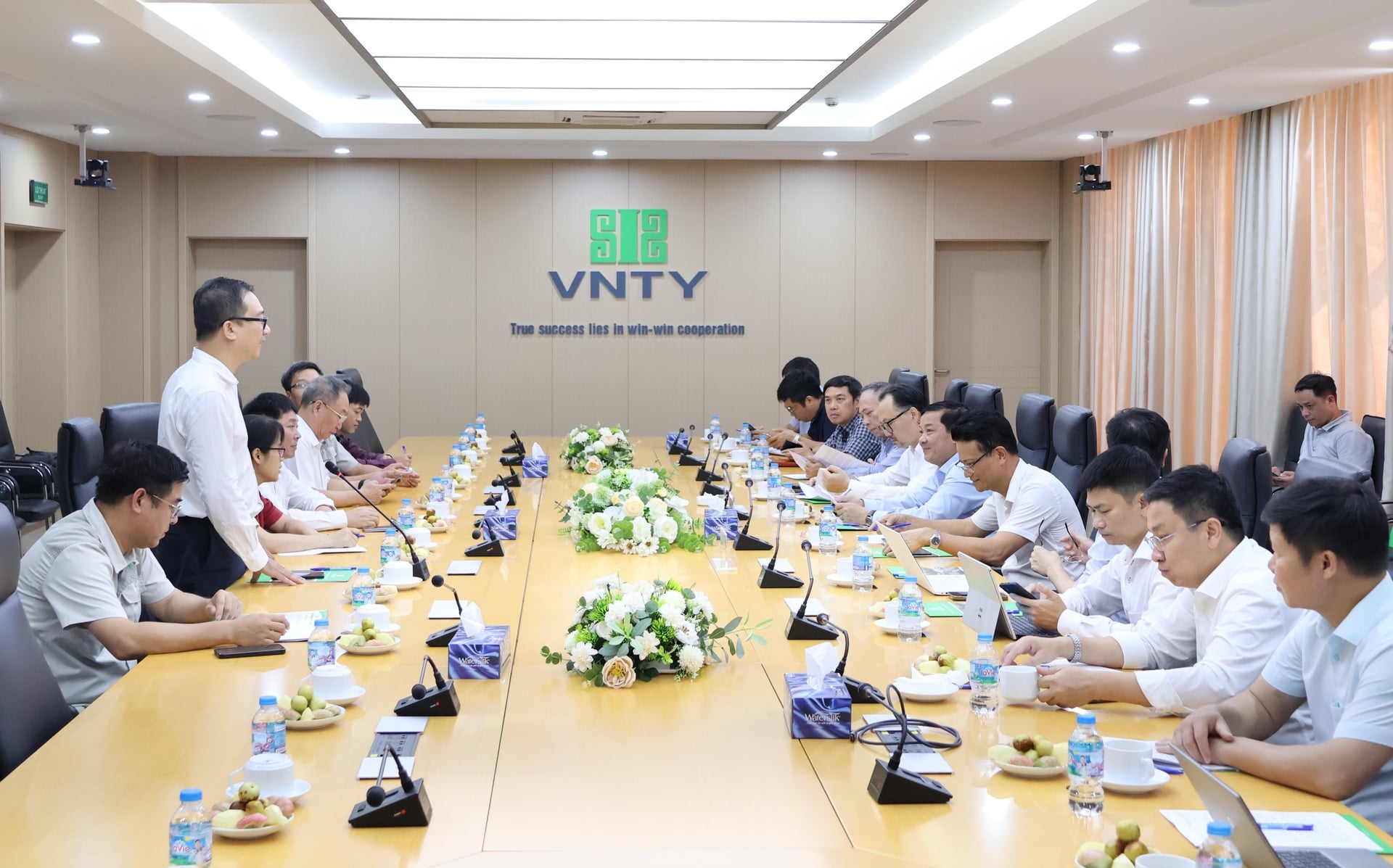 Thứ trưởng Lê Trọng Yên cùng đoàn công tác làm việc tại Nhà máy điện rác Sóc Sơn. Ảnh: Khánh Ly. Thứ trưởng Lê Trọng Yên cùng đoàn công tác làm việc tại Nhà máy điện rác Sóc Sơn. Ảnh: Khánh Ly.