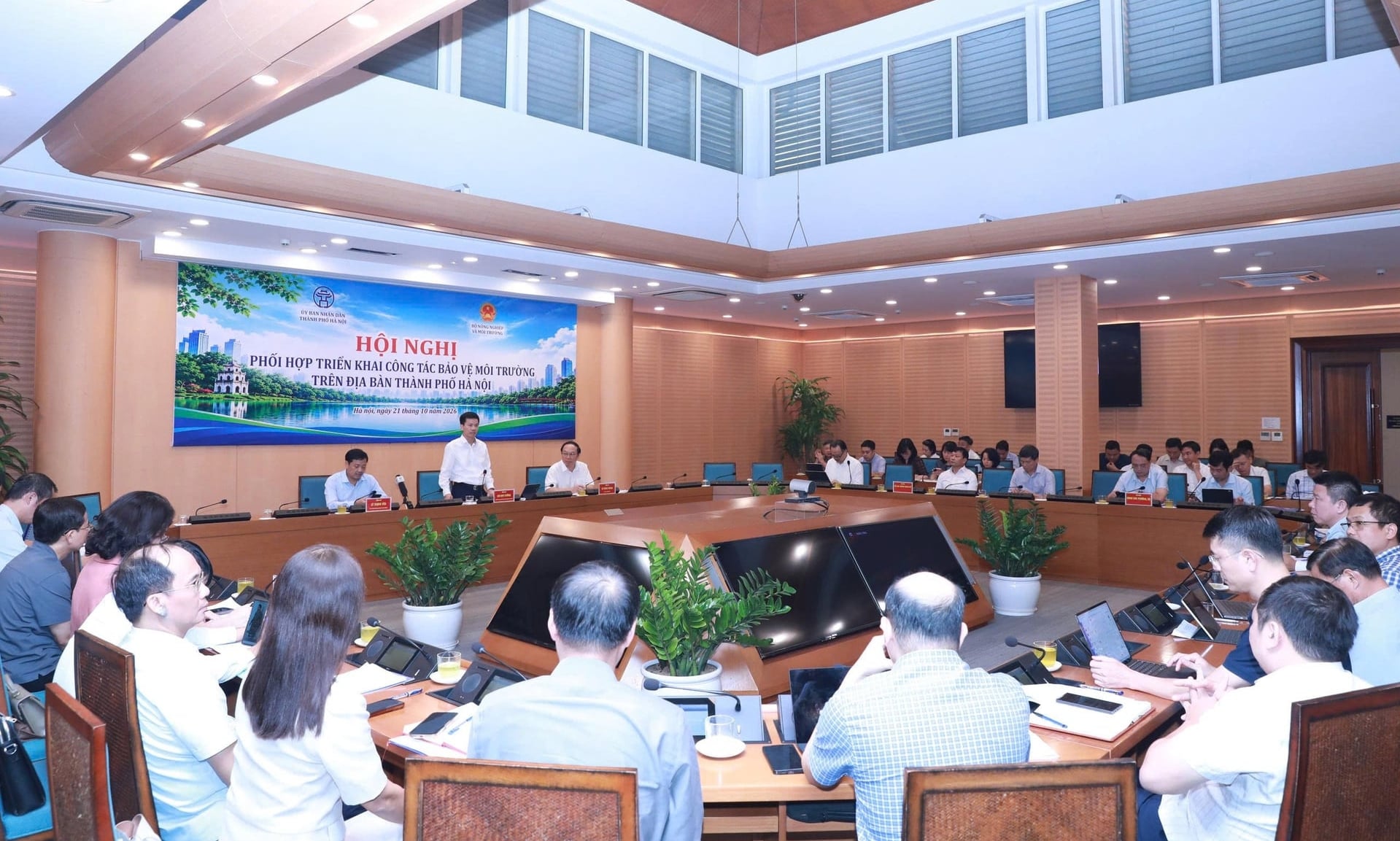 Tại hội nghị, đại diện các địa phương, doanh nghiệp đề nghị hướng dẫn kỹ thuật, xác định giá xử lý rác chôn lấp và làm rõ yêu cầu phân định, xử lý, tái chế tro bay, tro đáy. Ảnh: Mai Đan.