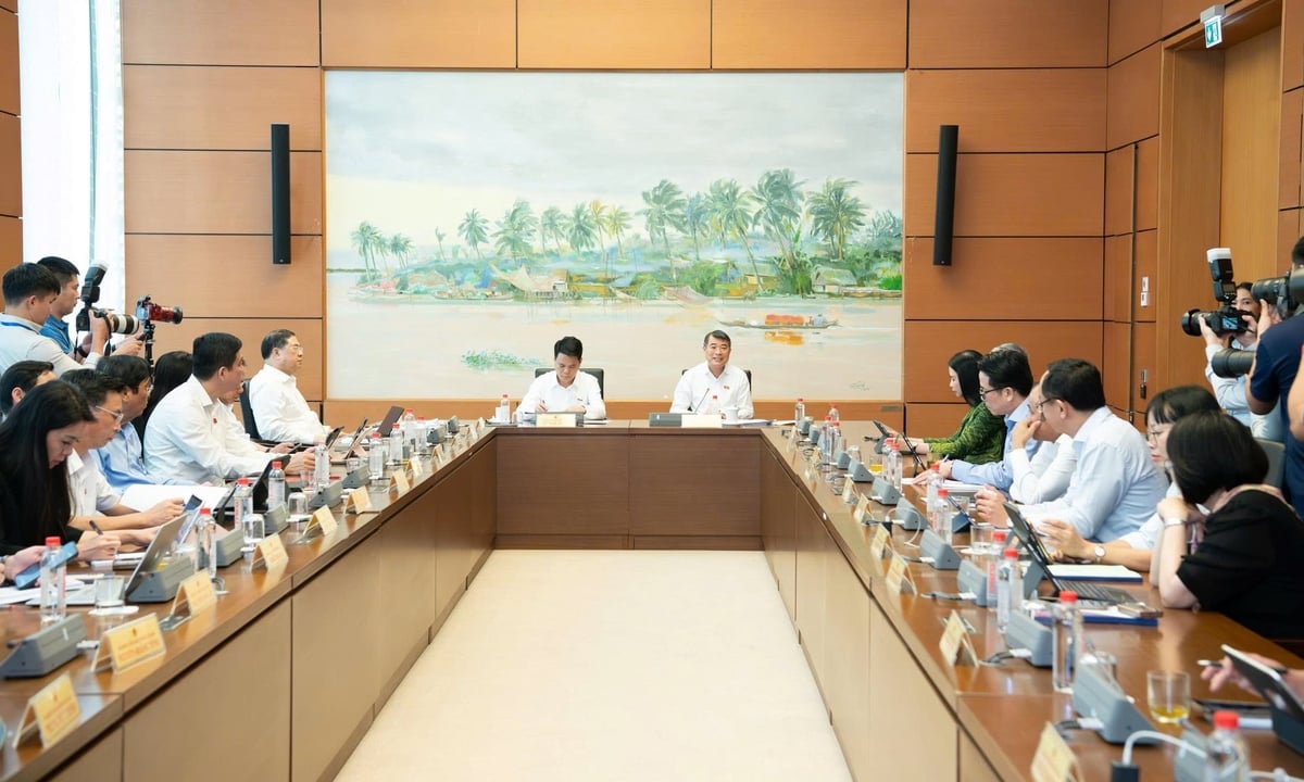 Thủ tướng yêu cầu: Siết chặt điều kiện huy động vốn, bảo vệ người mua bất động sản hình thành trong tương lai. Ảnh: Quochoi.vn.