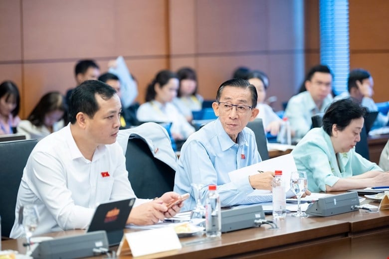 Các đại biểu Quốc hội tham gia thảo luận tại Tổ 2. Ảnh: Quochoi.vn. Các đại biểu Quốc hội tham gia thảo luận tại Tổ 2. Ảnh: Quochoi.vn.