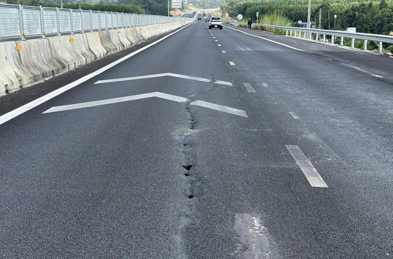 Thu hẹp làn xe để khắc phục lún, nứt mặt đường trên cao tốc Biên Hòa - Vũng Tàu- Ảnh 3.
