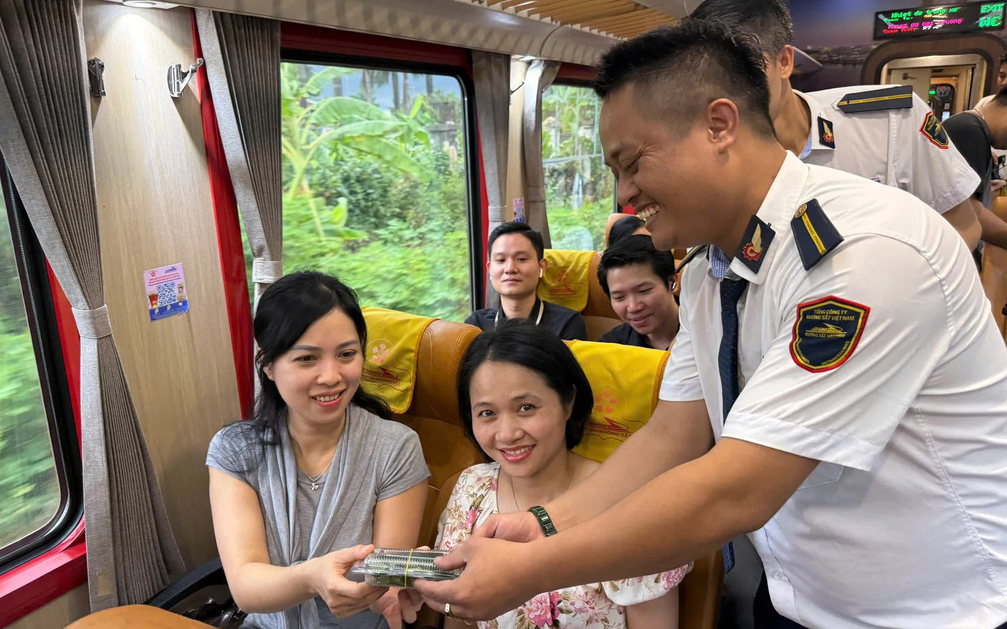 Từ hoài nghi đến hiệu quả: Những đoàn tàu riêng cho người đi làm- Ảnh 2.