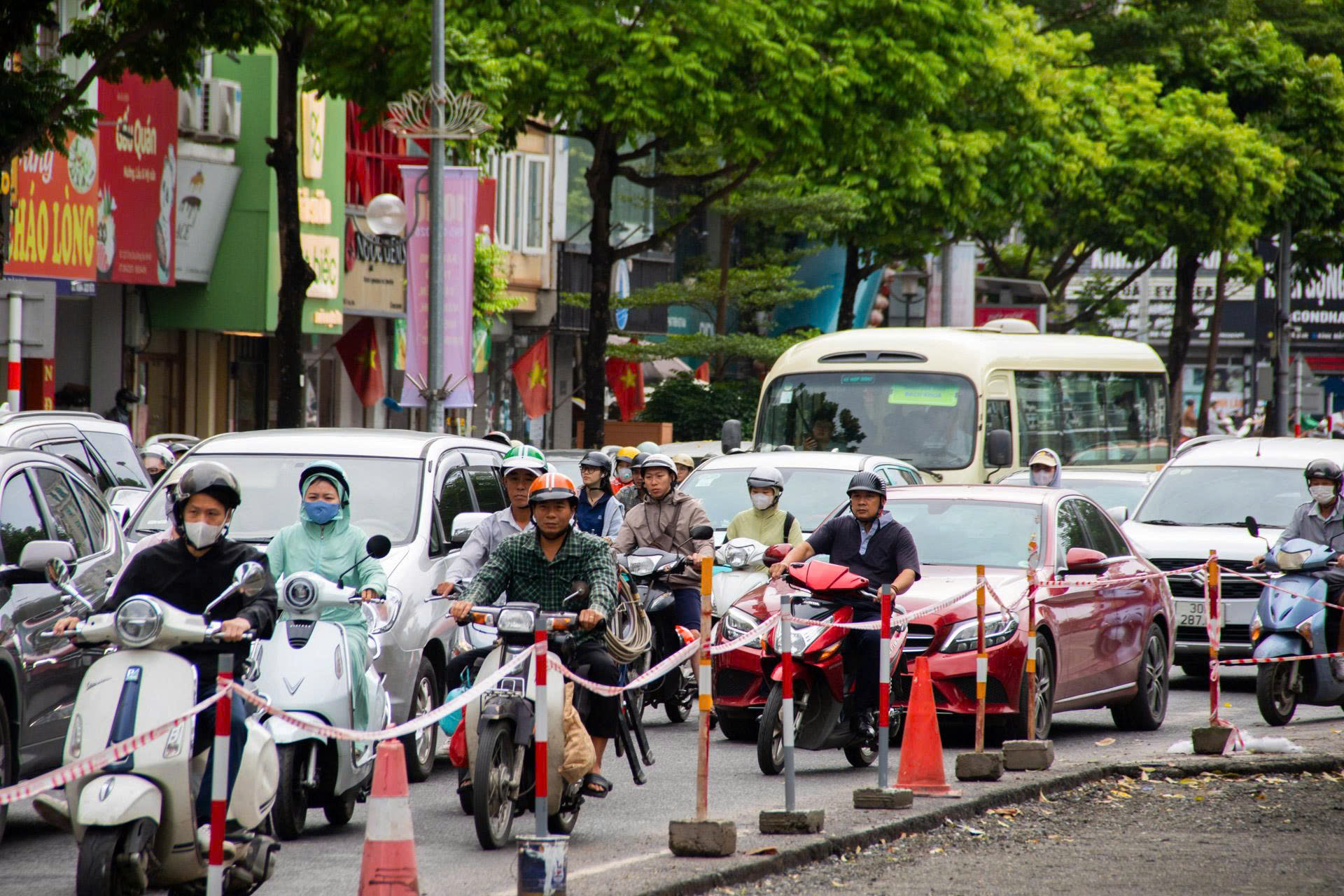 Cận cảnh: Hà Nội xén dải phân cách, mở rộng đường Ô Chợ Dừa để giảm ùn tắc - Ảnh 9.