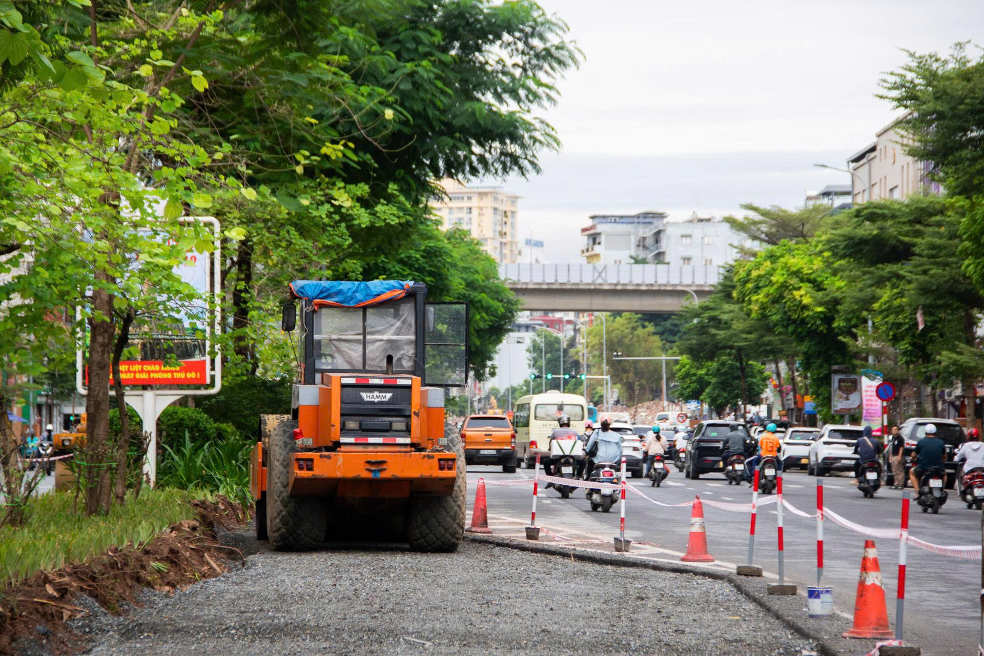 Cận cảnh: Hà Nội xén dải phân cách, mở rộng đường Ô Chợ Dừa để giảm ùn tắc - Ảnh 4.