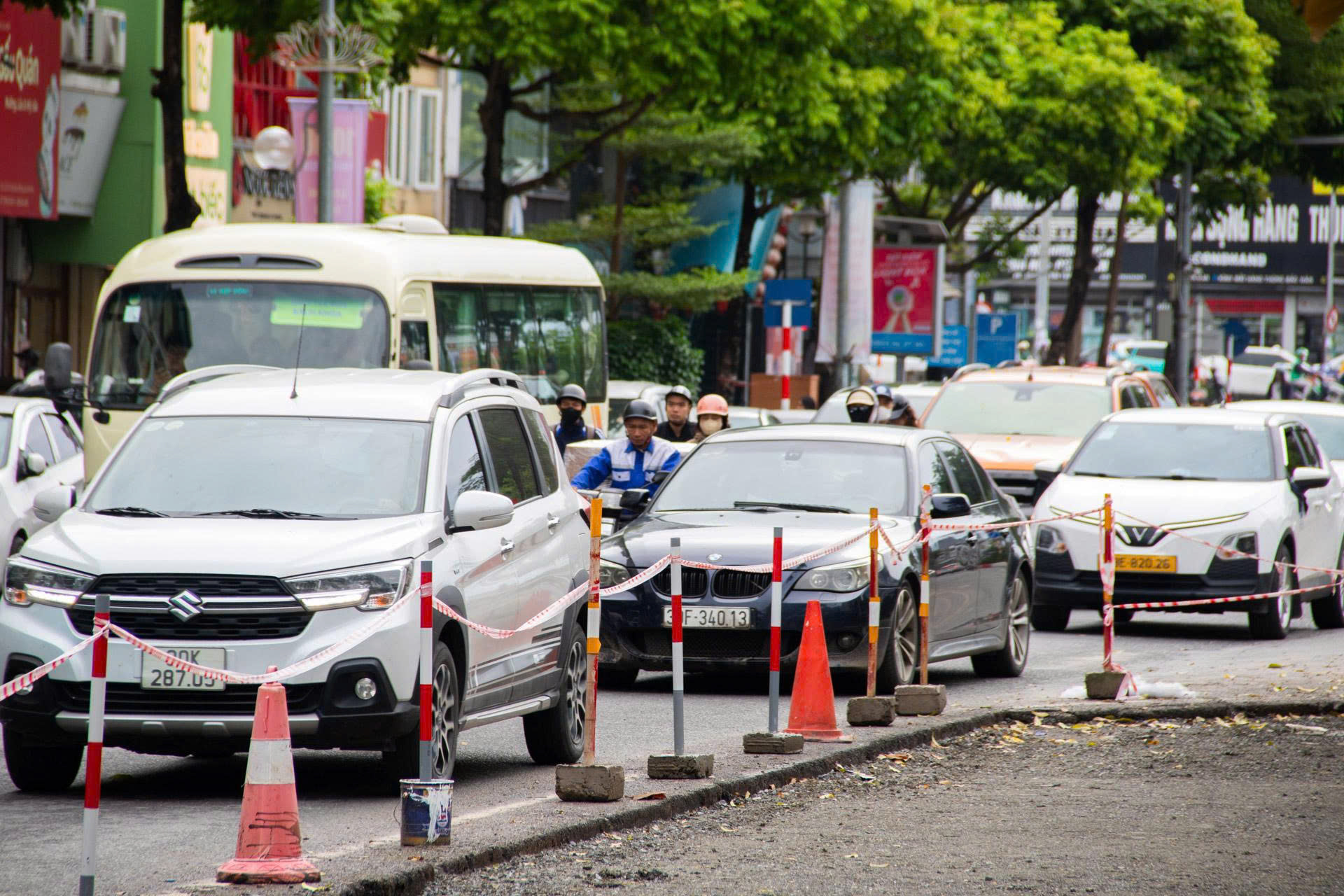 Cận cảnh: Hà Nội xén dải phân cách, mở rộng đường Ô Chợ Dừa để giảm ùn tắc - Ảnh 5.