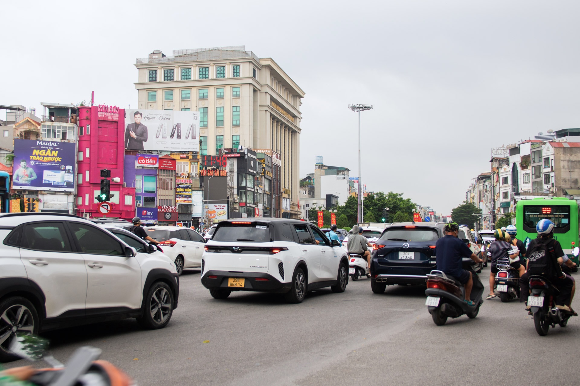 Cận cảnh: Hà Nội xén dải phân cách, mở rộng đường Ô Chợ Dừa để giảm ùn tắc - Ảnh 14.