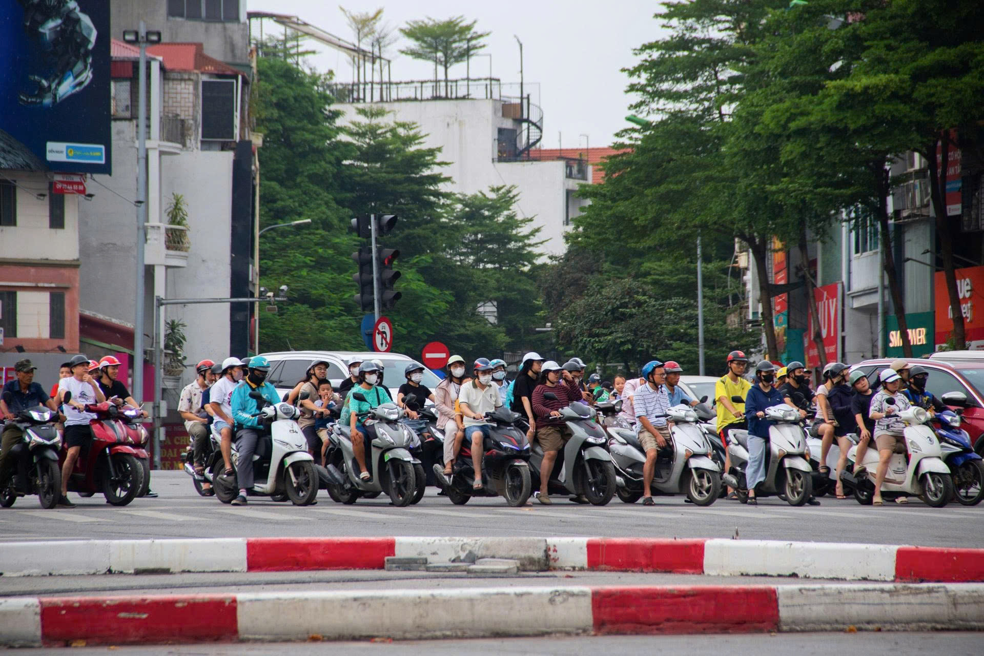 Cận cảnh: Hà Nội xén dải phân cách, mở rộng đường Ô Chợ Dừa để giảm ùn tắc - Ảnh 12.