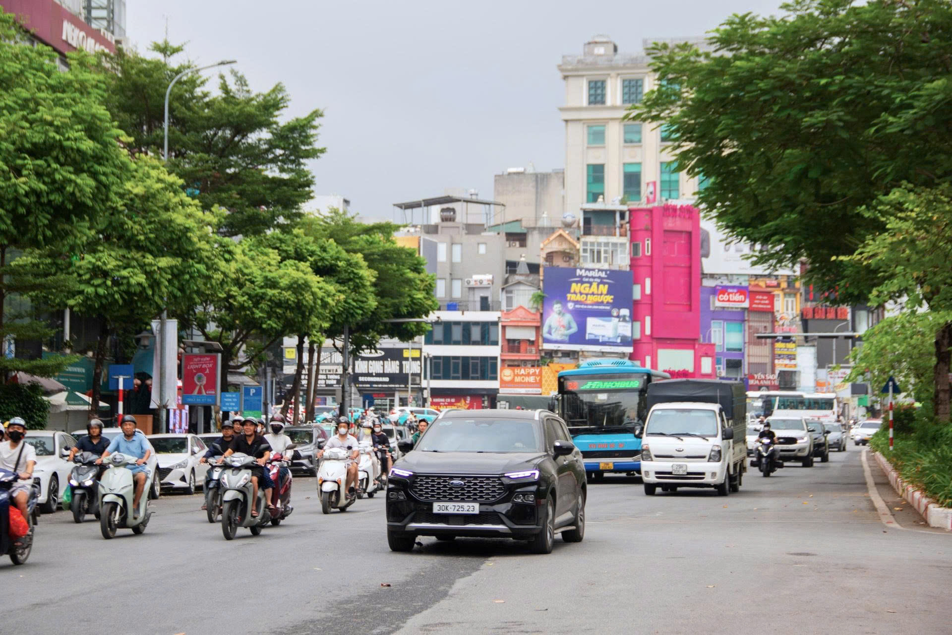 Cận cảnh: Hà Nội xén dải phân cách, mở rộng đường Ô Chợ Dừa để giảm ùn tắc - Ảnh 1.