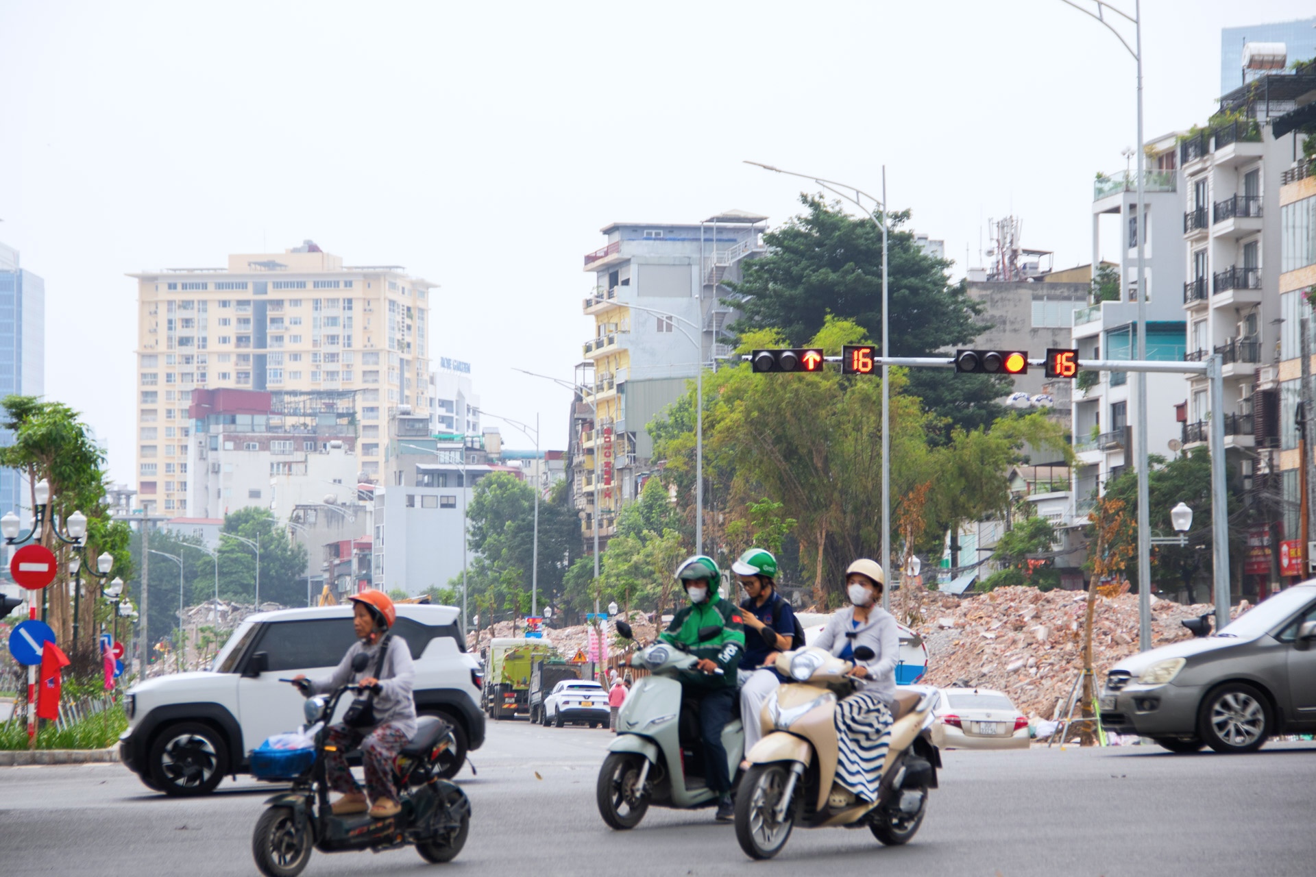 Cận cảnh: Hà Nội xén dải phân cách, mở rộng đường Ô Chợ Dừa để giảm ùn tắc - Ảnh 15.