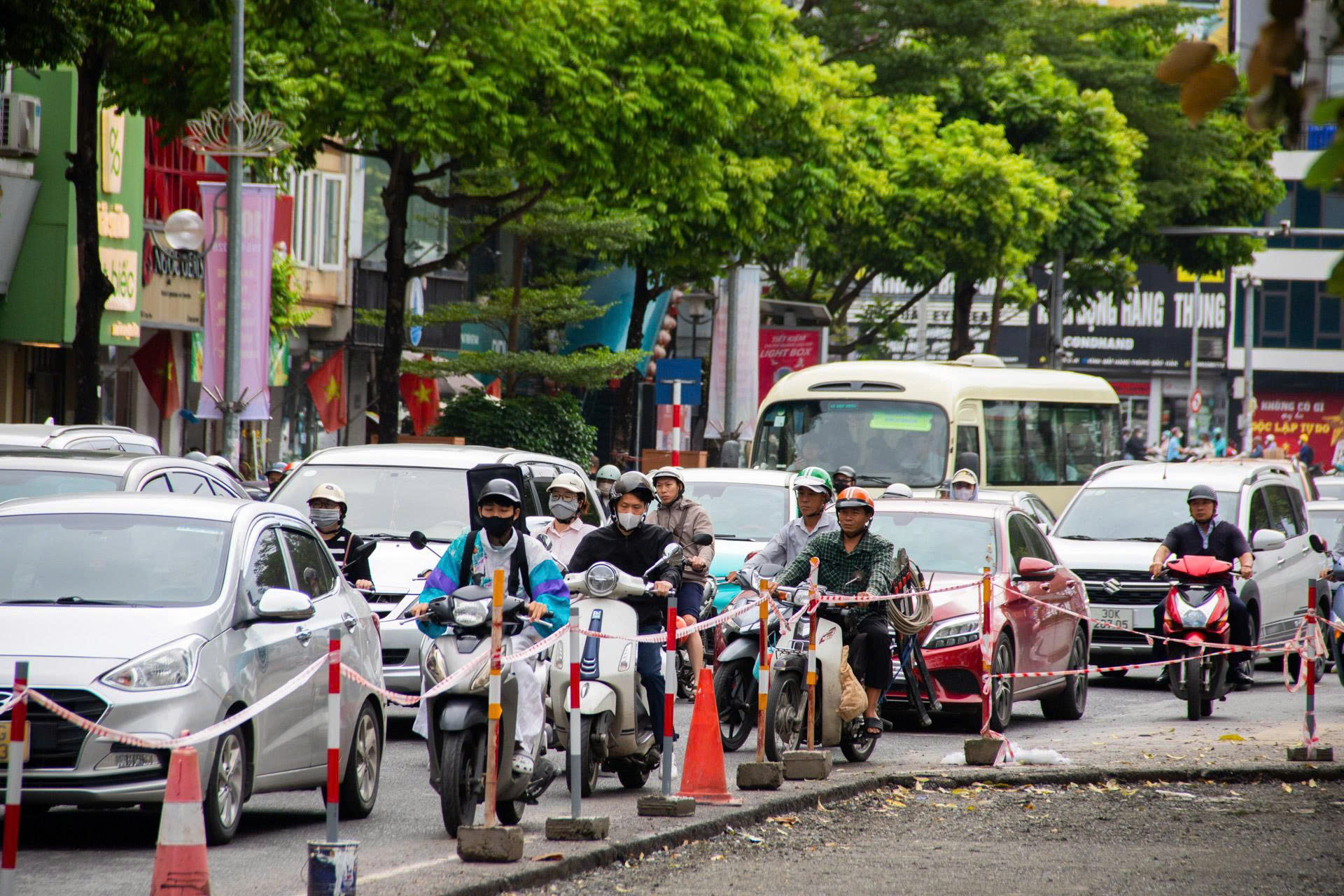 Cận cảnh: Hà Nội xén dải phân cách, mở rộng đường Ô Chợ Dừa để giảm ùn tắc - Ảnh 8.
