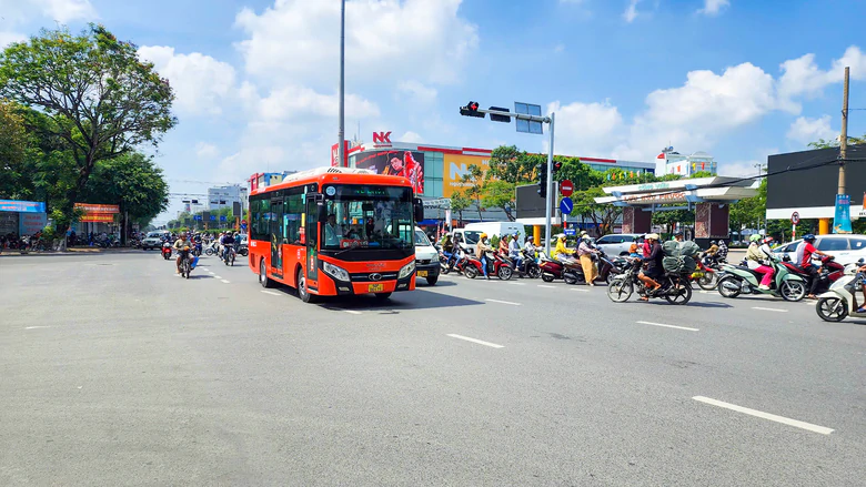 Đi khắp Tây Đô dễ dàng với xe buýt- Ảnh 1.