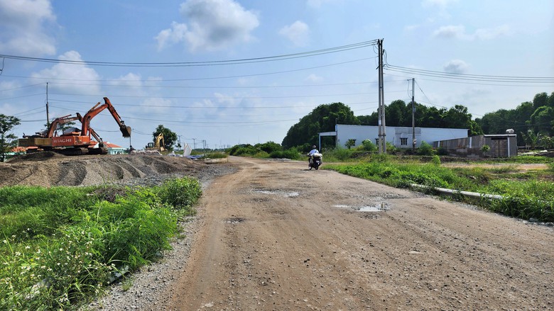 Cà Mau: Đẩy nhanh tiến độ thi công tuyến đê Biển Đông- Ảnh 6.