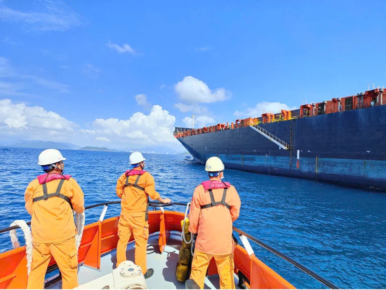 Cứu nạn khẩn cấp thuyền viên nước ngoài bị bệnh nặng trên biển Việt Nam- Ảnh 1.