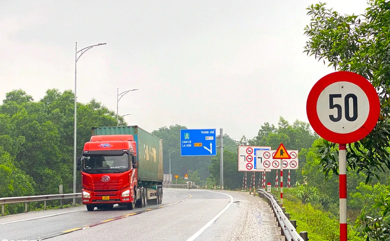 Nỗ lực khắc phục bất cập hệ thống biển báo giao thông - Ảnh 1.