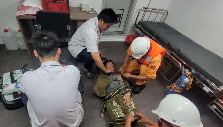 Vượt gần 300 hải lý xuyên đêm cứu ngư dân bị bệnh nguy cấp trên vùng biển Đà Nẵng- Ảnh 2.