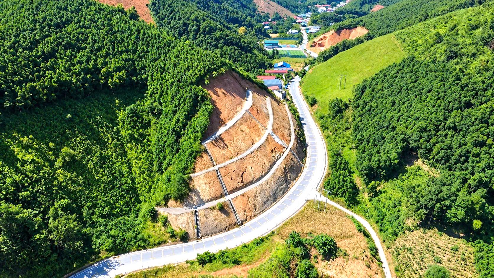 Toàn cảnh tuyến đường hơn 1.300 tỷ đồng ở Lào Cai, mở lối giao thương vùng cao- Ảnh 4.