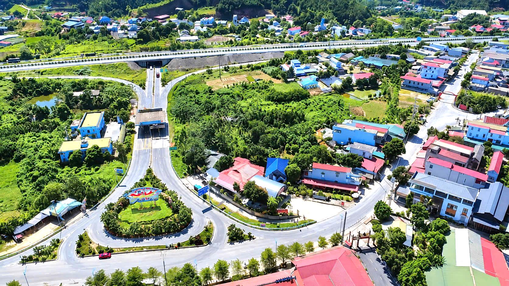 Toàn cảnh tuyến đường hơn 1.300 tỷ đồng ở Lào Cai, mở lối giao thương vùng cao- Ảnh 1.