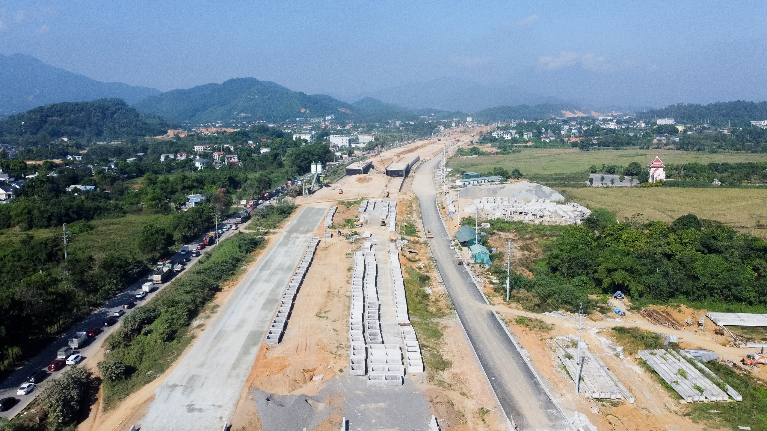 Diện mạo tuyến đường hơn 5.200 tỷ đồng nối đại lộ Thăng Long với cao tốc Hà Nội - Hòa Bình- Ảnh 1.