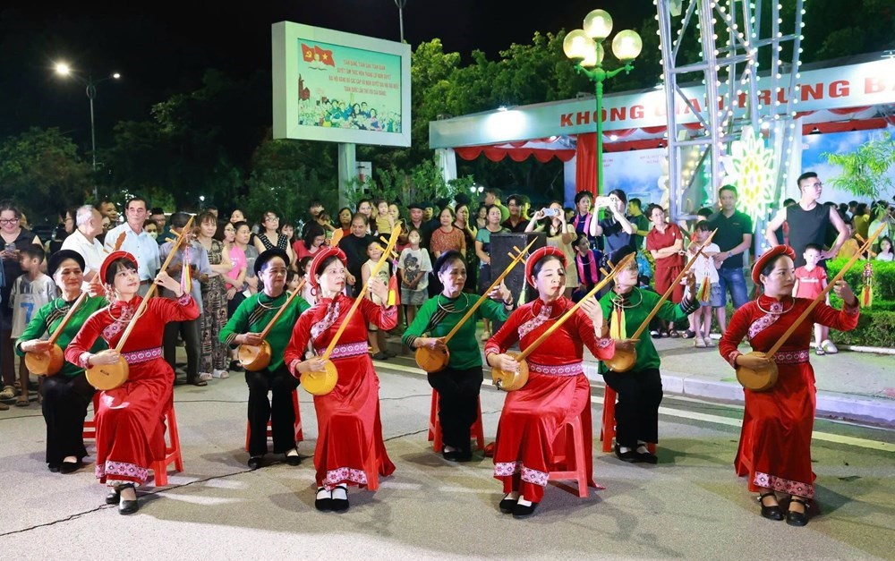 Lạng Sơn xây dựng môi trường văn hóa, phát triển con người toàn diện - ảnh 2
