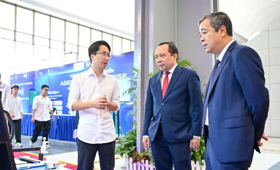 Lãnh đạo Đảng, Chính phủ tham quan các gian hàng công nghệ mới tại Ngày hội Đổi mới sáng tạo quốc gia 2026- Ảnh 6.