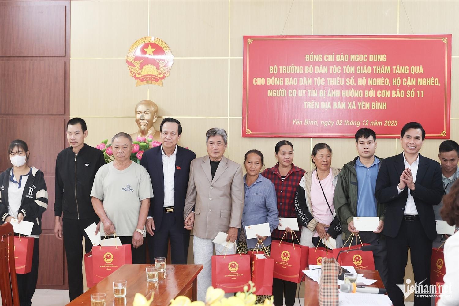 Bộ trưởng Bộ Dân tộc và Tôn giáo Đào Ngọc Dung và Bí thư Tỉnh ủy Lạng Sơn Hoàng Quốc Khánh tặng quà các hộ dân. Ảnh: Lê Anh Dũng Bộ trưởng Bộ Dân tộc và Tôn giáo Đào Ngọc Dung và Bí thư Tỉnh ủy Lạng Sơn Hoàng Quốc Khánh tặng quà các hộ dân. Ảnh: Lê Anh Dũng