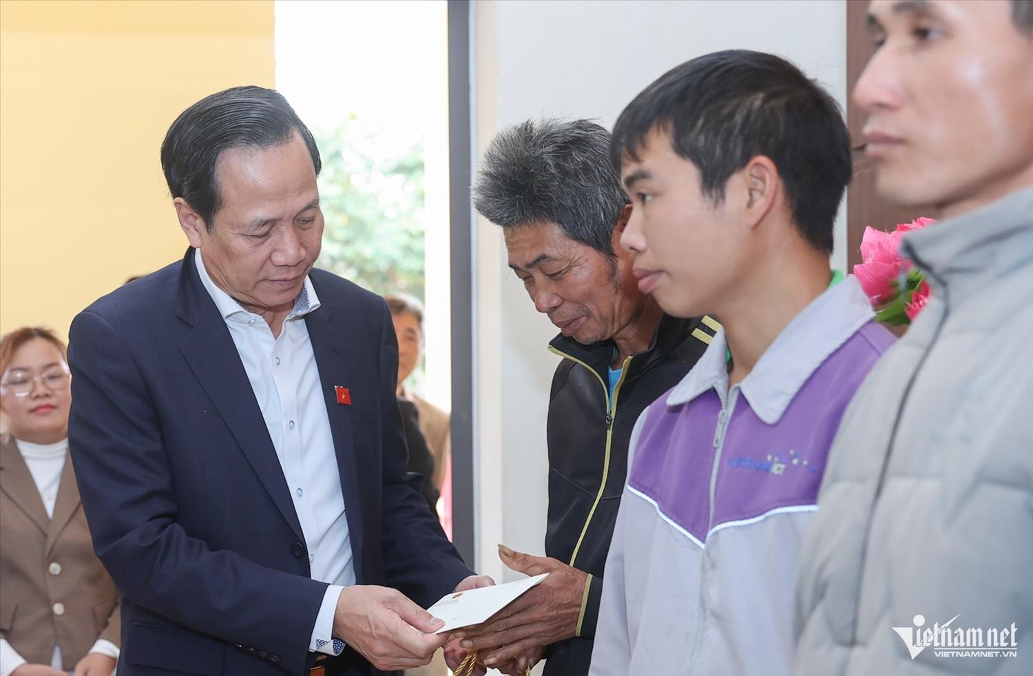 Bộ trưởng Bộ Dân tộc và Tôn giáo Đào Ngọc Dung tặng quà các hộ dân bị ảnh hưởng bởi mưa lũ. Ảnh: Lê Anh Dũng Bộ trưởng Bộ Dân tộc và Tôn giáo Đào Ngọc Dung tặng quà các hộ dân bị ảnh hưởng bởi mưa lũ. Ảnh: Lê Anh Dũng