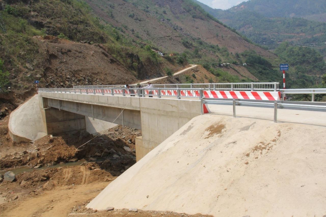 Cầu cứng vào bản Pá Xá Hồng, xã Chiềng Hoa được đầu tư từ Chương trình MTQG 1719. Cầu cứng vào bản Pá Xá Hồng, xã Chiềng Hoa được đầu tư từ Chương trình MTQG 1719.