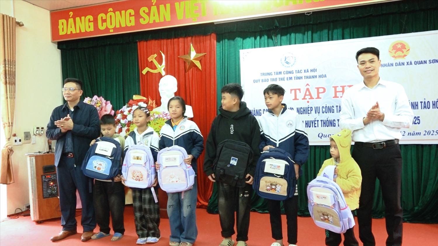 Quan Sơn quan tâm công tác xã hội trong phòng chống tảo hôn, hôn nhân cận huyết thống trên địa bàn xã. Quan Sơn quan tâm công tác xã hội trong phòng chống tảo hôn, hôn nhân cận huyết thống trên địa bàn xã.