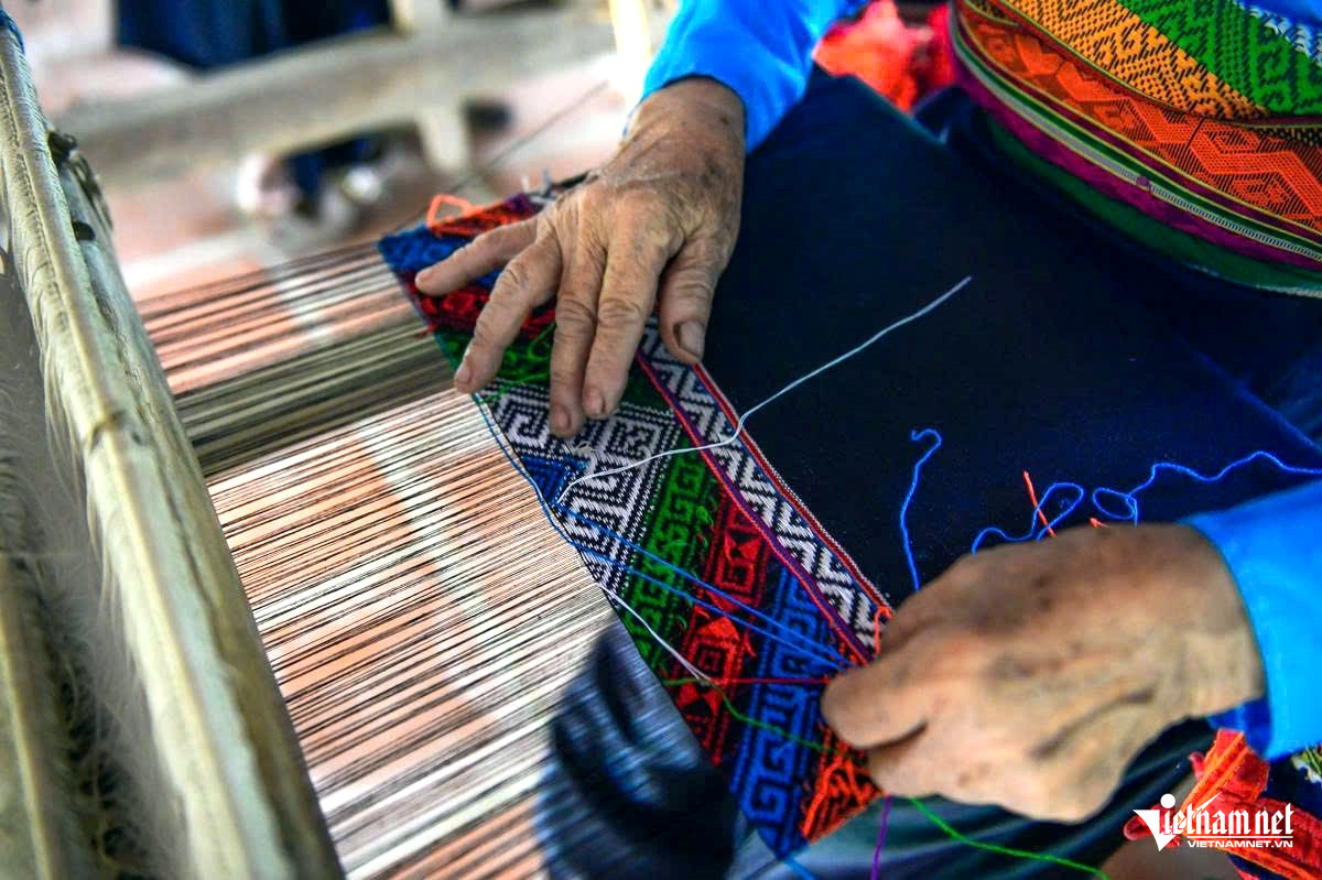 W-a3Người Thái ở Thanh Hóa đưa thổ cẩm.jpg