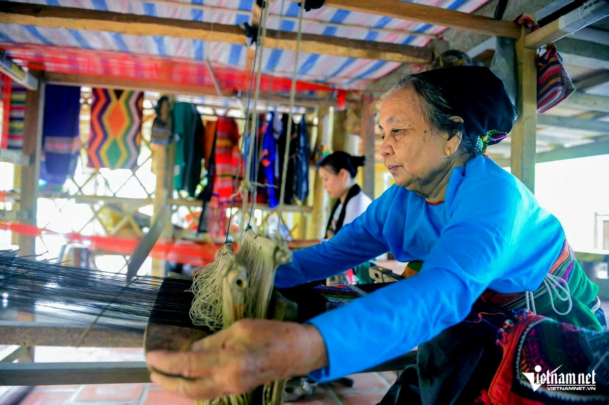 W-a2Người Thái ở Thanh Hóa đưa thổ cẩm.jpg