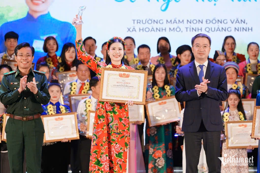 W-Cô giáo Ngô Thị Tâm đón nhận Bằng khen của Ủy ban Trung ương Hội Liên hiệp Thanh niên Việt Nam.jpg